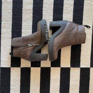 US 6 Magdalena Brown Leather Dr. Martens Boots